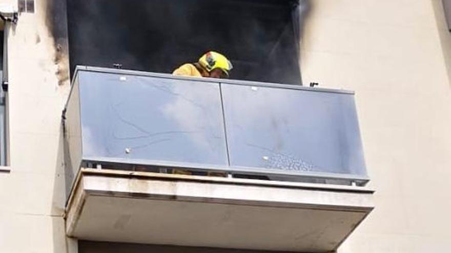 Un incendio en la calle Sant Jaume obliga a desalojar un edificio de cuatro plantas