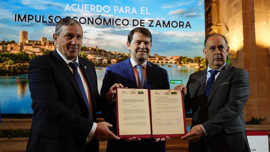 Los presidentes de la Diputación, Javier Faúndez, Junta de Castilla y León, Alfonso Fernández Mañueco y Caja Rural, Nicanor Santos.