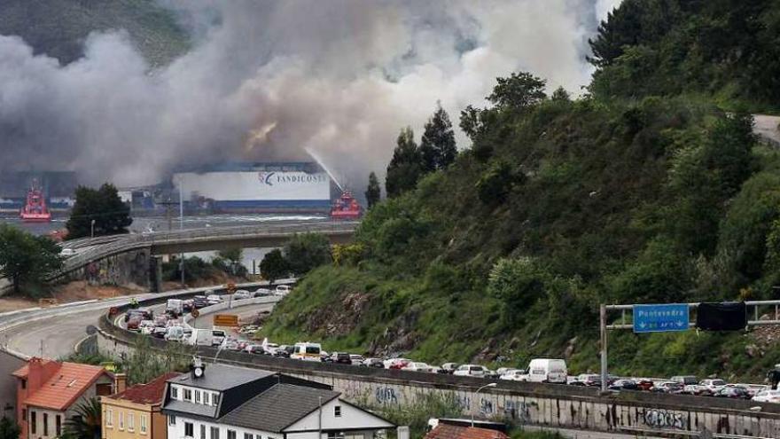 Imagen de una de las largas colas de vehículos en Rande, dirección Pontevedra.