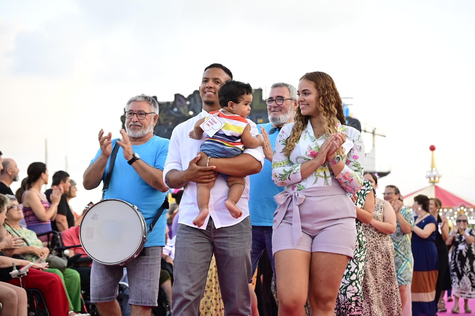 El Moll de Costa se viste de moda con el desfile solidario de Cáritas