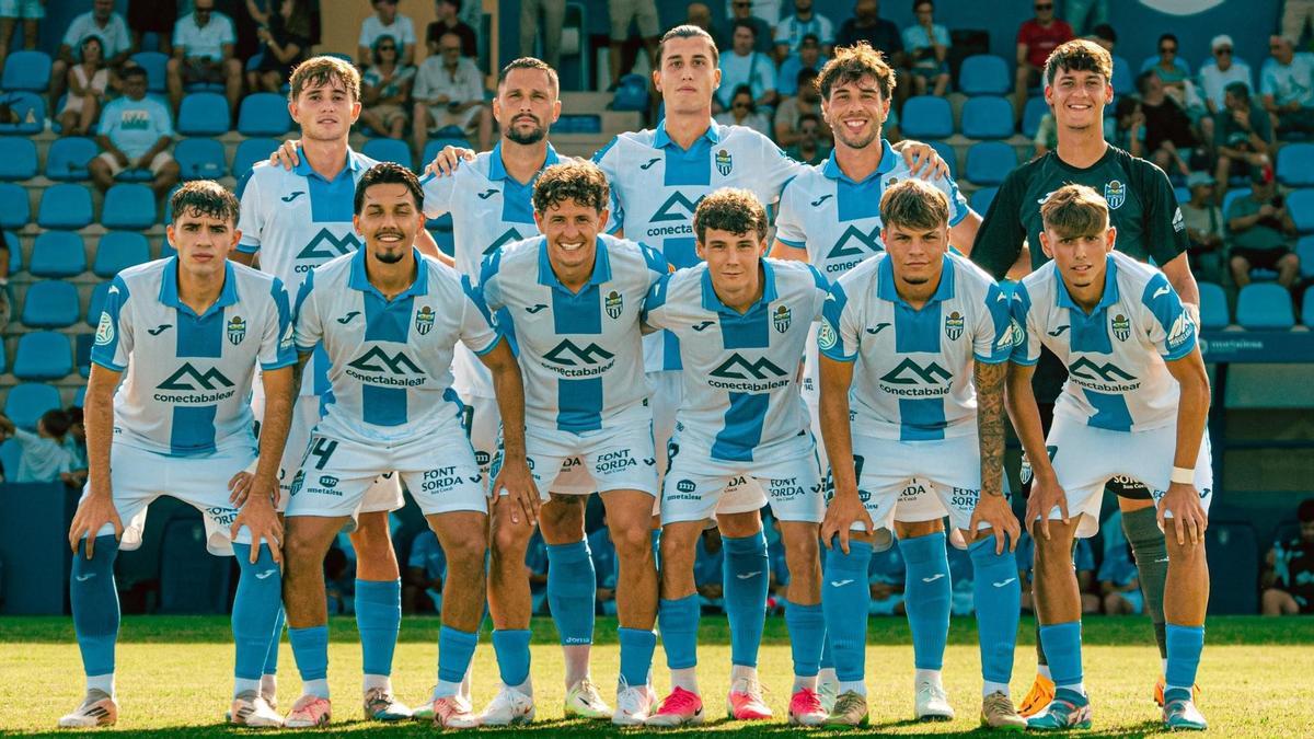 Los jugadores del Atlético Baleares posan antes de su partido ante el Santanyí.