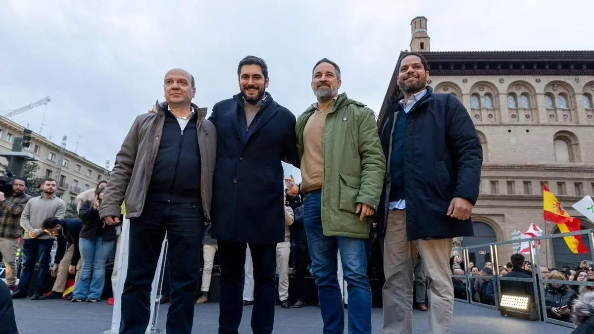 Abascal cierra la campaña de Vox del 8F en un mitin sin banderas aragonesas y con insultos a Sánchez y al PP de Azcón
