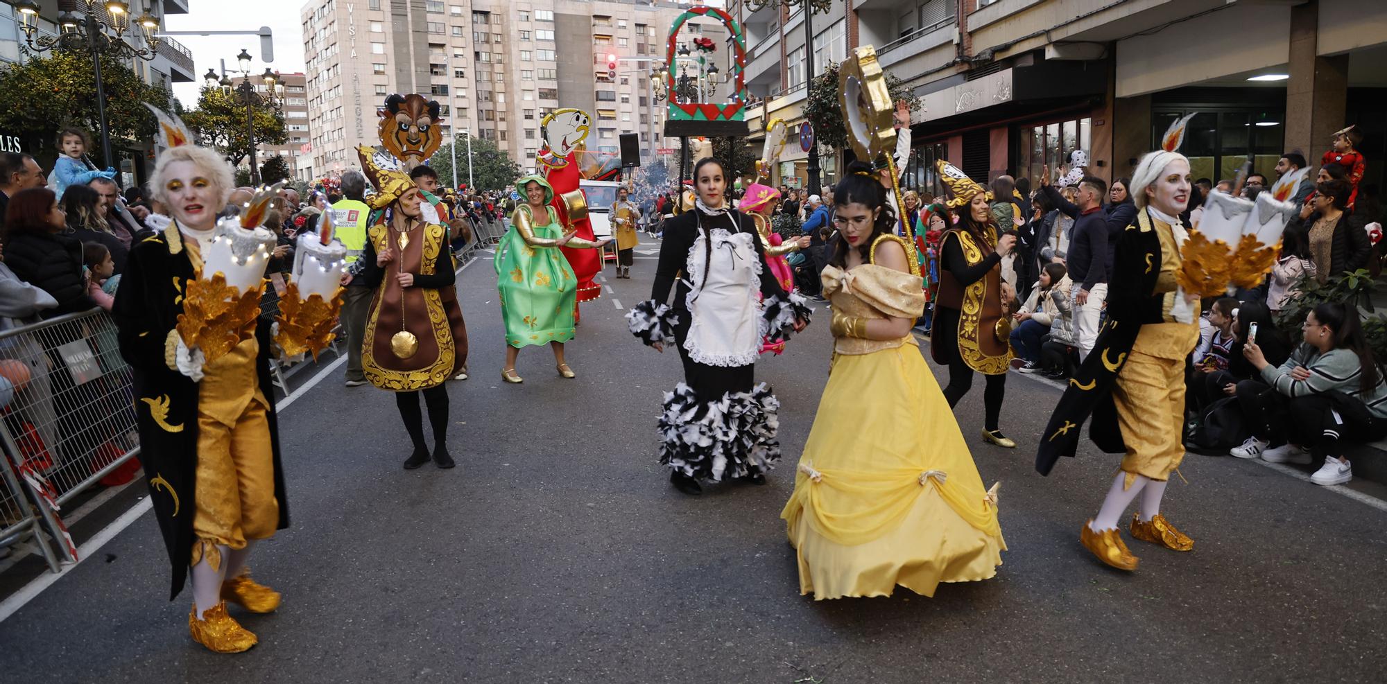 Máscaras, plumas y mucho brillo para disfrutar del fantástico mundo del entroido