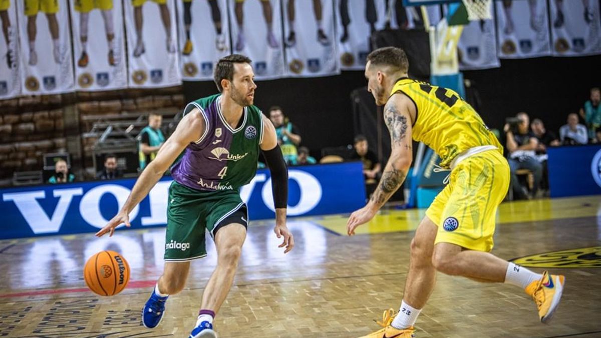 Kalinoski bota el balón ante un jugador del Falco.