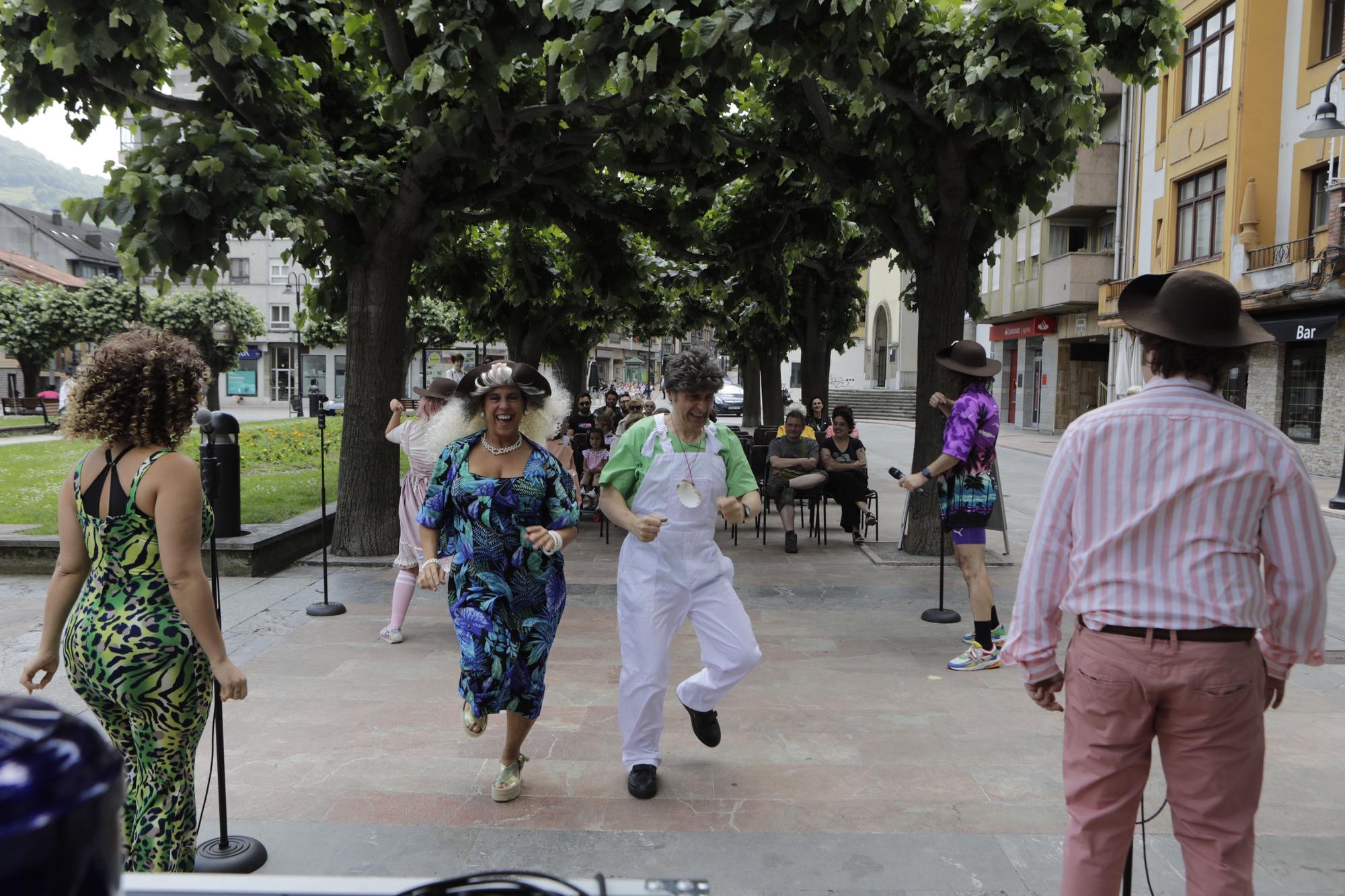 EN IMÁGENES: Espectáculo teatral en las calles de Pola de Lena