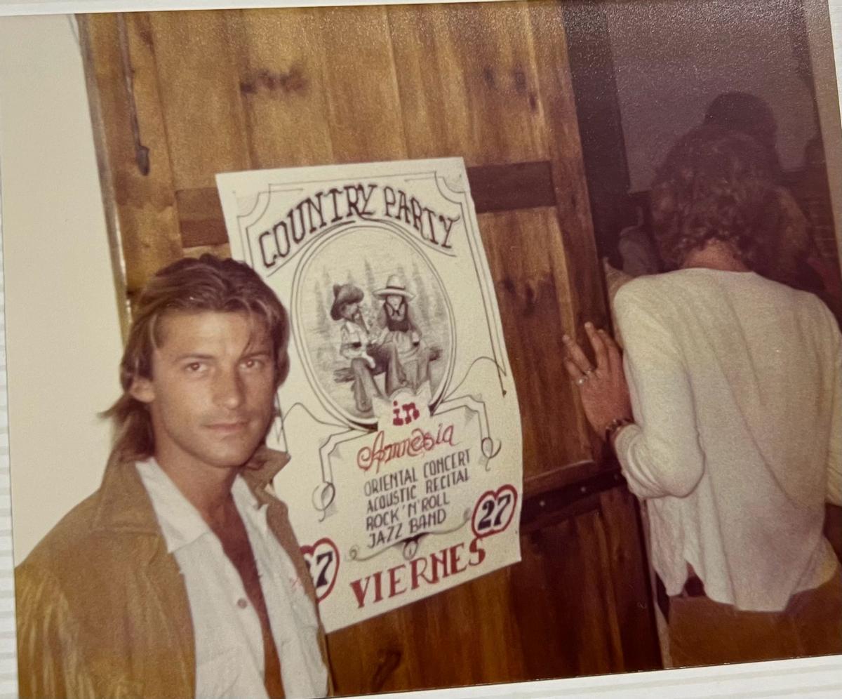 Javier Sandoval, primer encargado de Amnesia en una fiesta en el verano del año de su apertura, 1976