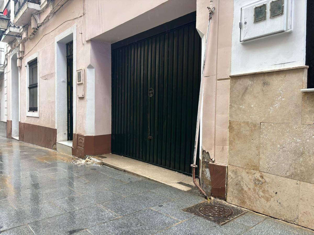 Estado en el que quedó el conducto de gas fracturado en la calle Vicente Barrantes de Badajoz.