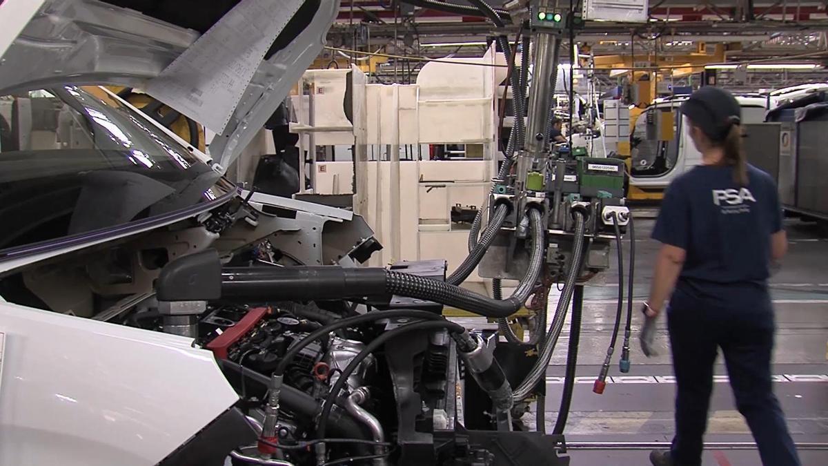 Instalación de un motor en un coche en Stellantis Vigo.