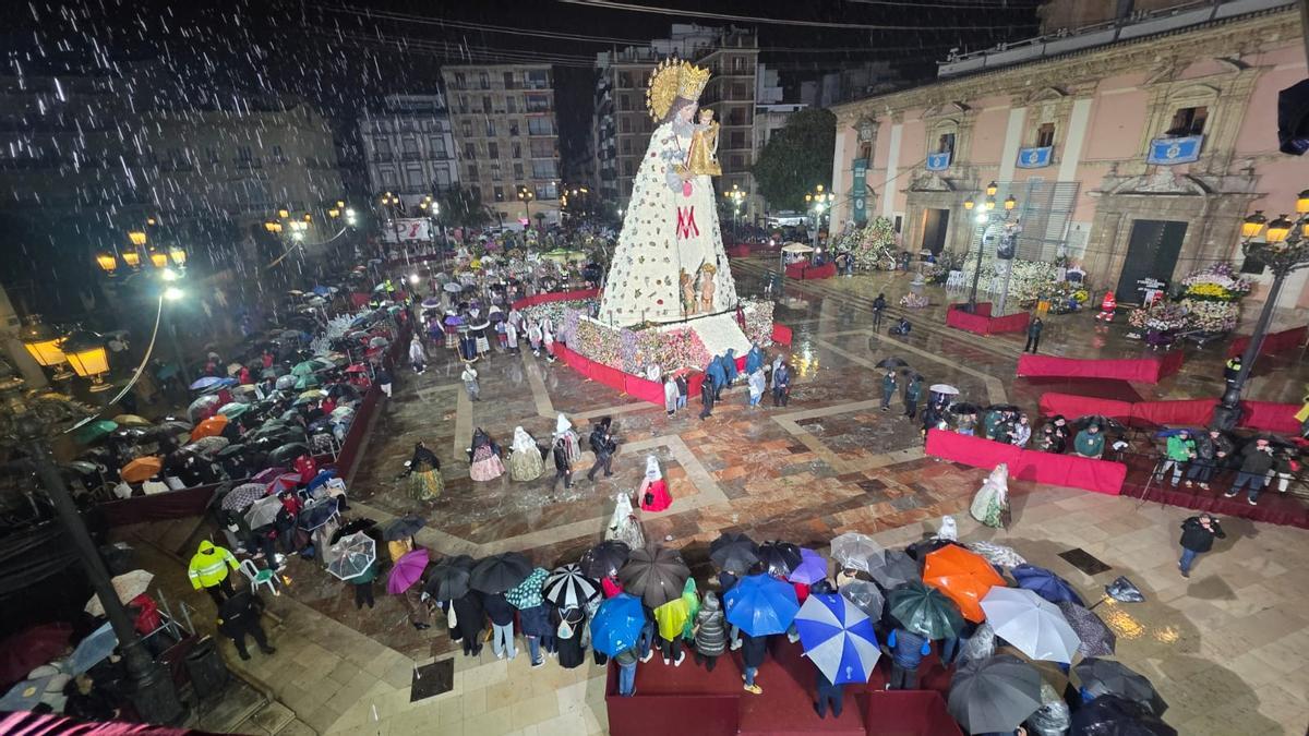 La Ofrenda va a acabar cuando más arrecia la lluvia en València