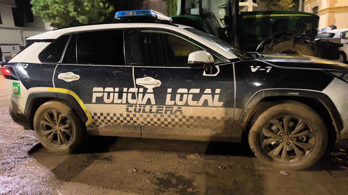Vehículo de la Policía Local de Cullera en una de las poblaciones afectadas por la DANA.