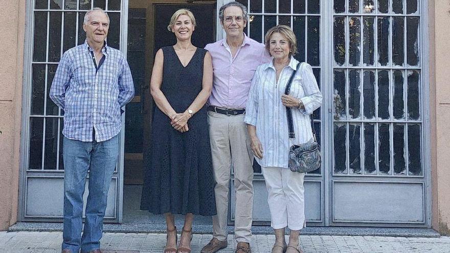 Vecinos junto a la portavoz de Ciudadanos, Raquel Preciados.