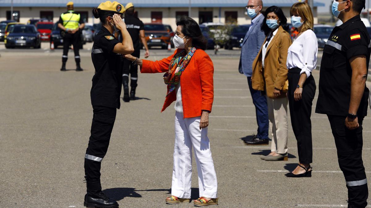 La ministra impone una medalla a un miembro de la UME por su participación en la operación Balmis.