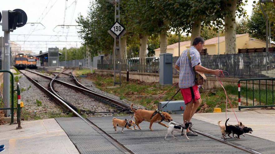 Mor un home atropellat per un tren després de creuar les vies en patinet i parlant pel mòbil a Calella