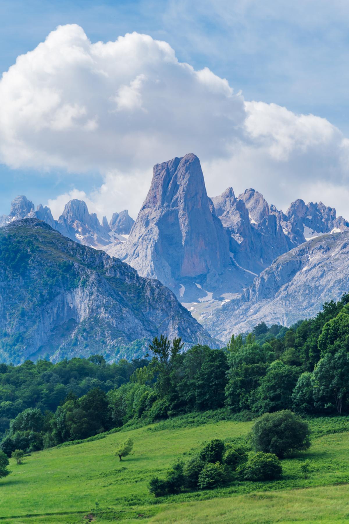 A los pies del pico Urrellu, el gran emblema de los Picos de Europa