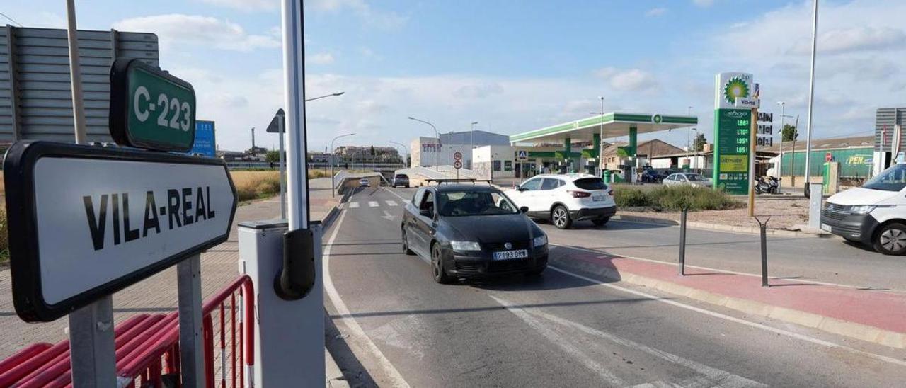 Instalan barreras en las entradas del paso a desnivel de la calle Furs de València, zona inundable, para evitar incidentes.