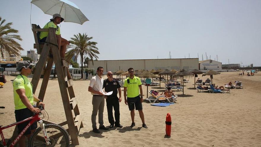 El concejal Miguel Díaz y el jefe de Protección Civil, Jesús Eguía, ayer en el playa de La Bajadilla.