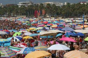 El Banco de España propone más inversión en sol y playa para mantener el atractivo del turismo español.