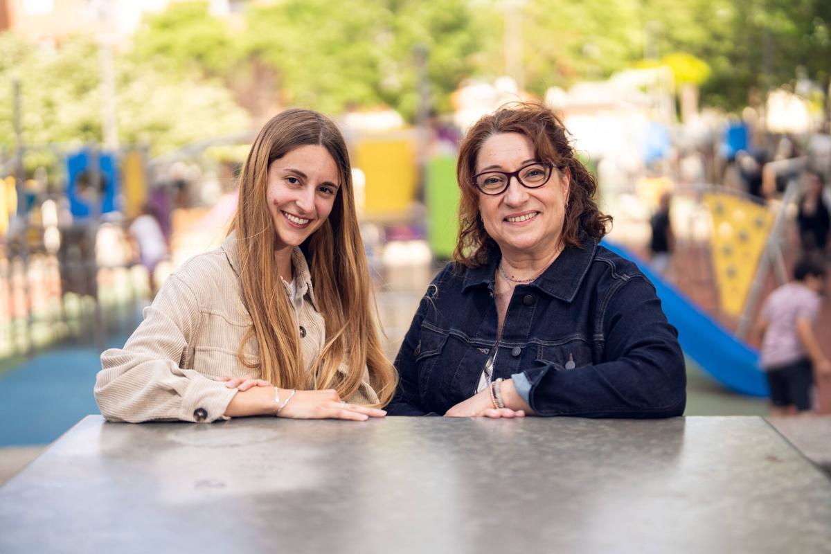 Martorell. 28/04/2026 Sociedad. Entrevista a Judit Argüera, maestra de educación primaria y educación especial, diagnosticada con TEA (trastorno del espectro autista), para un reportaje sobre la realidad de las personas con este diagnóstico en el ámbito laboral. En la imagen también, Eloísa Román, médica psiquiatra. Foto: Zowy Voeten / El Periódico