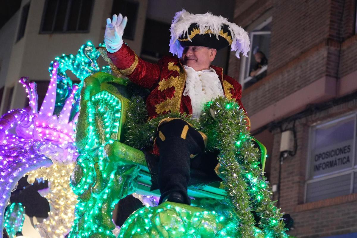 Papá Noel y la Cabalgaza desafían a la lluvia y vuelve a llenar las calles de Zamora