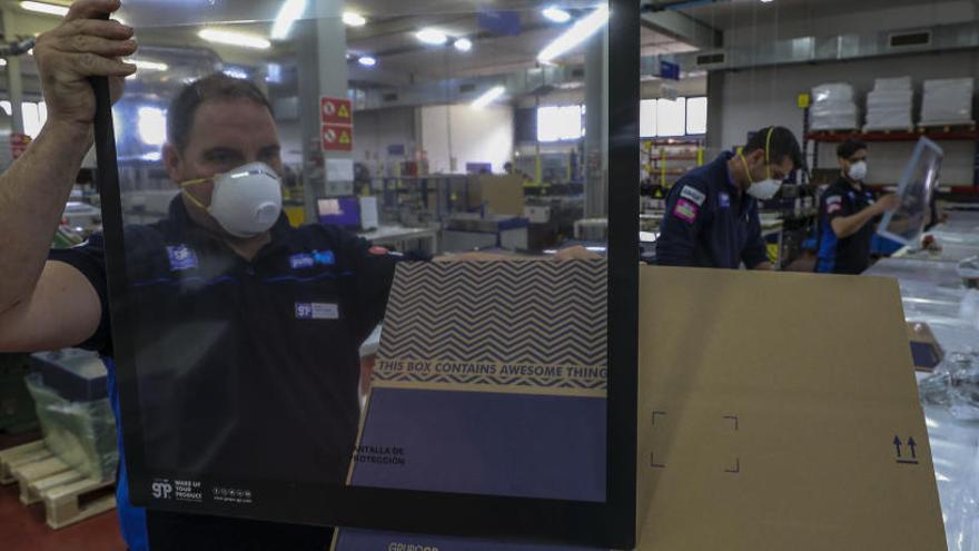 Fabricación de las pantallas de protección para los supermercados en la empresa de Torrellano.