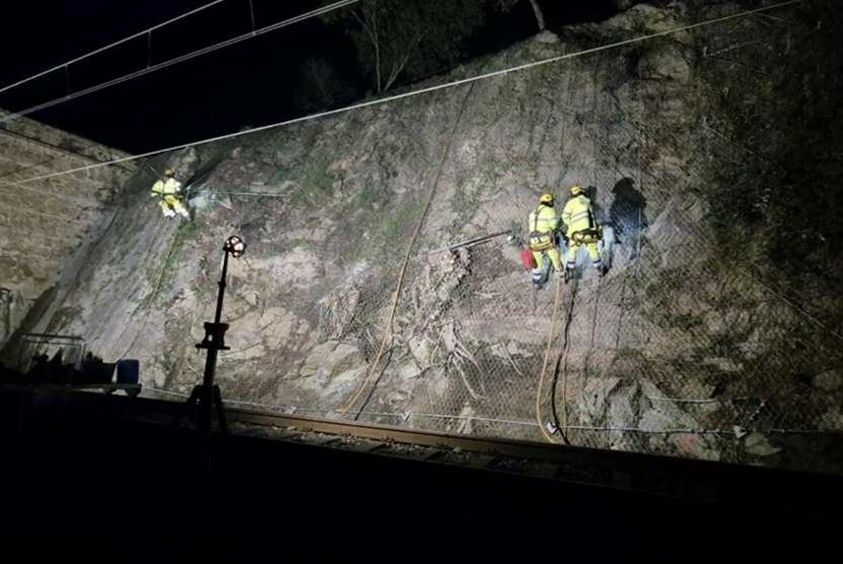 Treballs de nit per fixar un dels talussos de la xarxa ferroviària