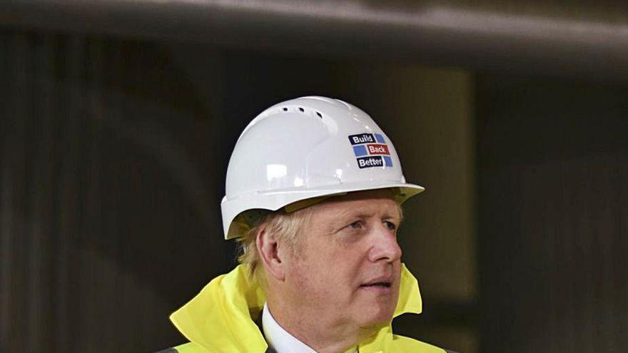 Boris Johnson, ayer, visita unas obras en Londres.
