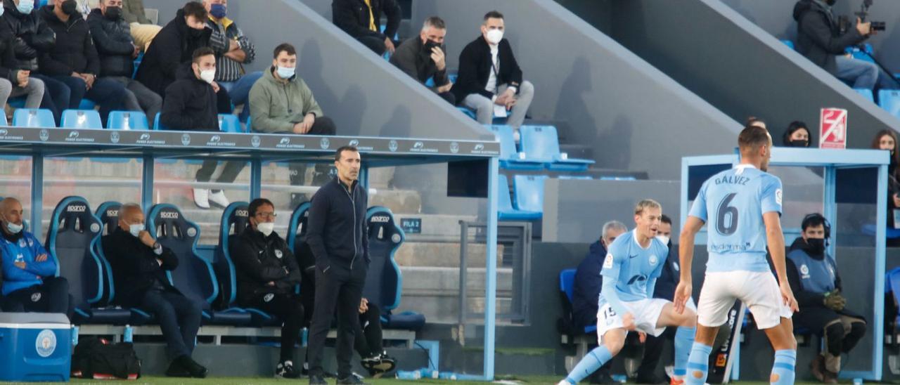 Juan Carlos Carcedo, destituido tras la derrota, observa el juego de su equipo, ayer frente al Sporting de Gijón en Can Misses. | FOTOS: VICENT MARÍ/JUAN A. RIERA