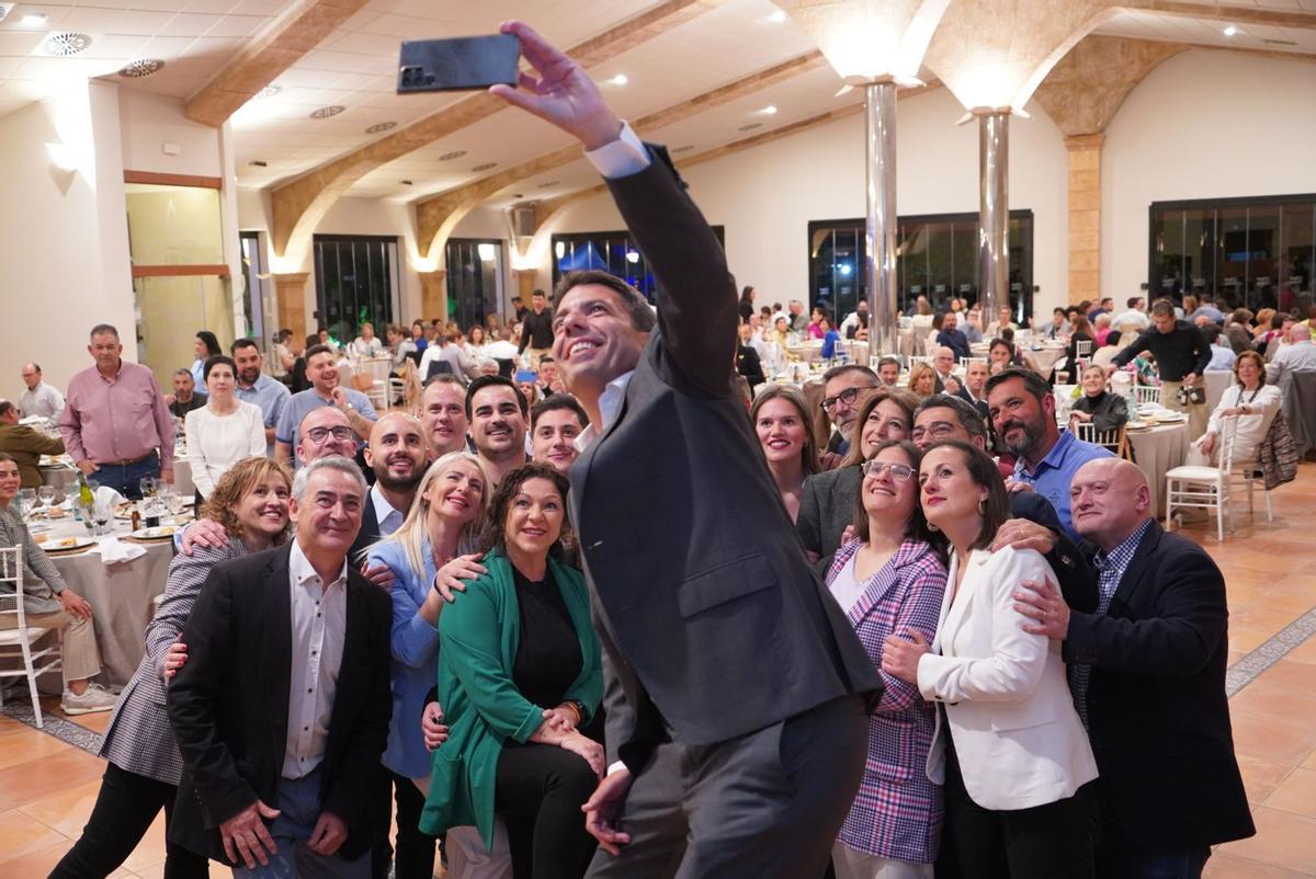 Mazón se fotografía con los candidatos a las alcaldías de la Ribera Alta.