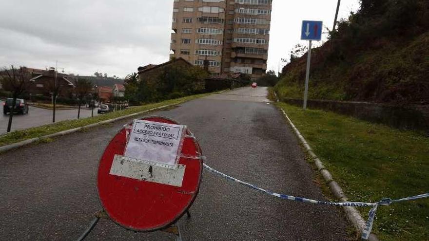 El acceso a la senda, cortado por peligro de desprendimientos.