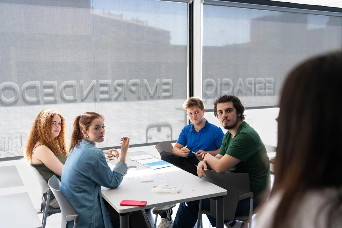 Estudiantes en el campus de Gandia de la UPV.
