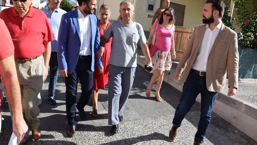 Los concejales socialistas ayer, durante su visita a El Palo.