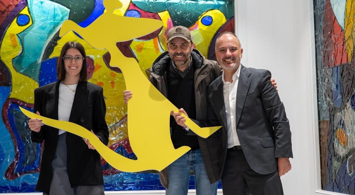 Alfonso Pato, con Andrea Pérez, llevó a Zona Franca la silueta del perro de Cans para posar con David Regades. | D.P.