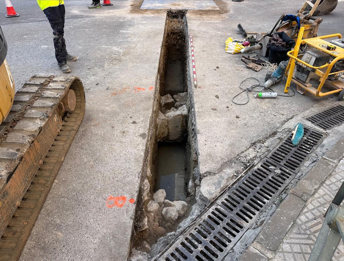 Una de las zanjas abiertas durante las obras de IGY Ibiza Marina.