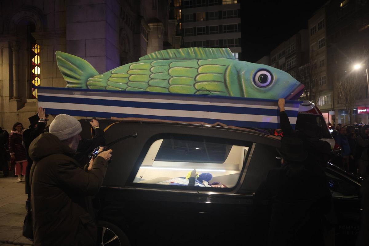 A Coruña llora el fin del Entroido en el entierro de la sardina