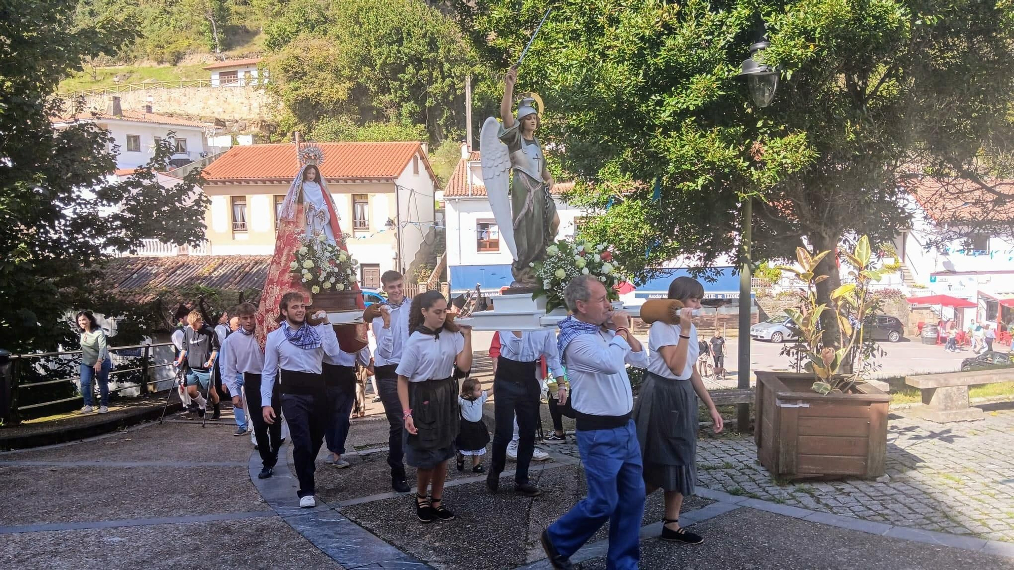 Tazones, honras a San Miguel y a la Virgen del Rosario