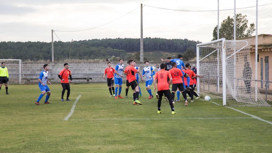 Una jugada del Sant Miquel-Cistella (2-2) de diumenge