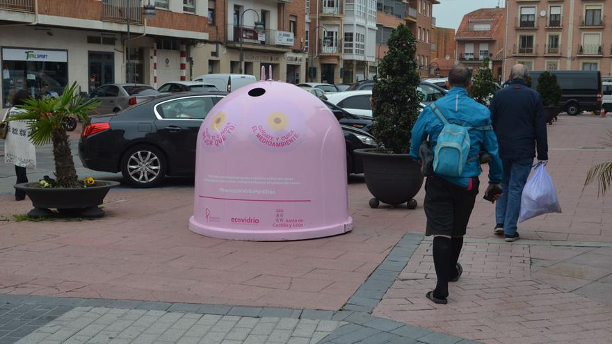 Ecovidrio instala dos contenedores de vidrio rosas en Benavente para fomentar el reciclaje y la prevención del cáncer de mama