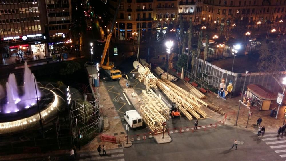 Por la noche, la falla municipal estaba ya totalmente en el suelo antes de ser izada.