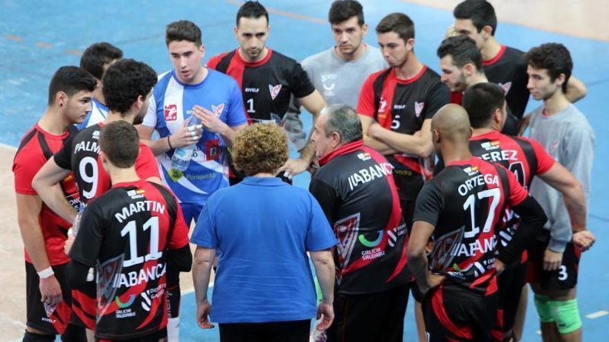 Suso Penedo y Yolanda Sienes dan instrucciones a sus jugadores durante un partido en Coia. // Marta G. Brea