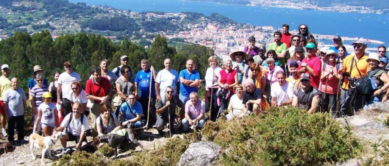 Participantes en una ruta anterior por el Espazo Natural e Arqueolóxico dos Sete Camiños. // Santos Álvarez