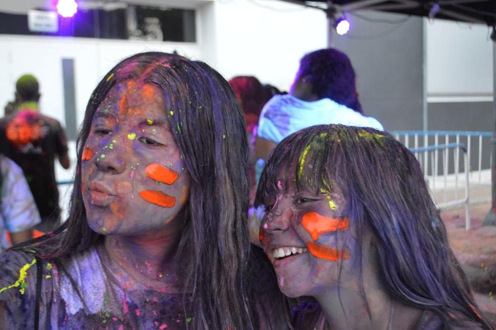 Un millar de personas disfrutan de los ''polvos holi'' en San Pedro