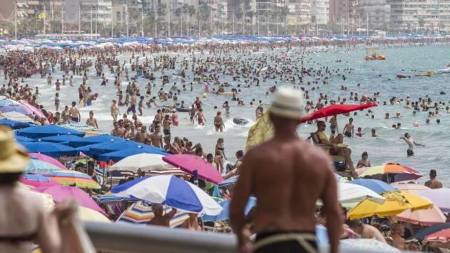 Benidorm se ha llenado de turistas durante el puente de agosto.