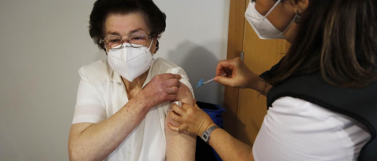 Vacunación a una persona mayor de ochenta años en el centro de salud Rosalía de Castro de Vigo.