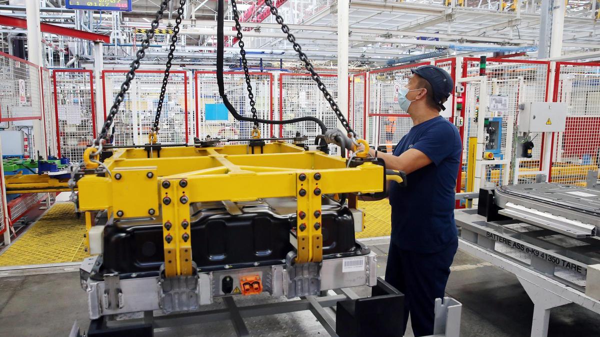 UN OPERARIO PREPARA VARIAS BATERIAS PARA COLOCAR EN LAS FURGONETAS ELECTRICAS DE LA FACTORIA STELLANTIS DE VIGO