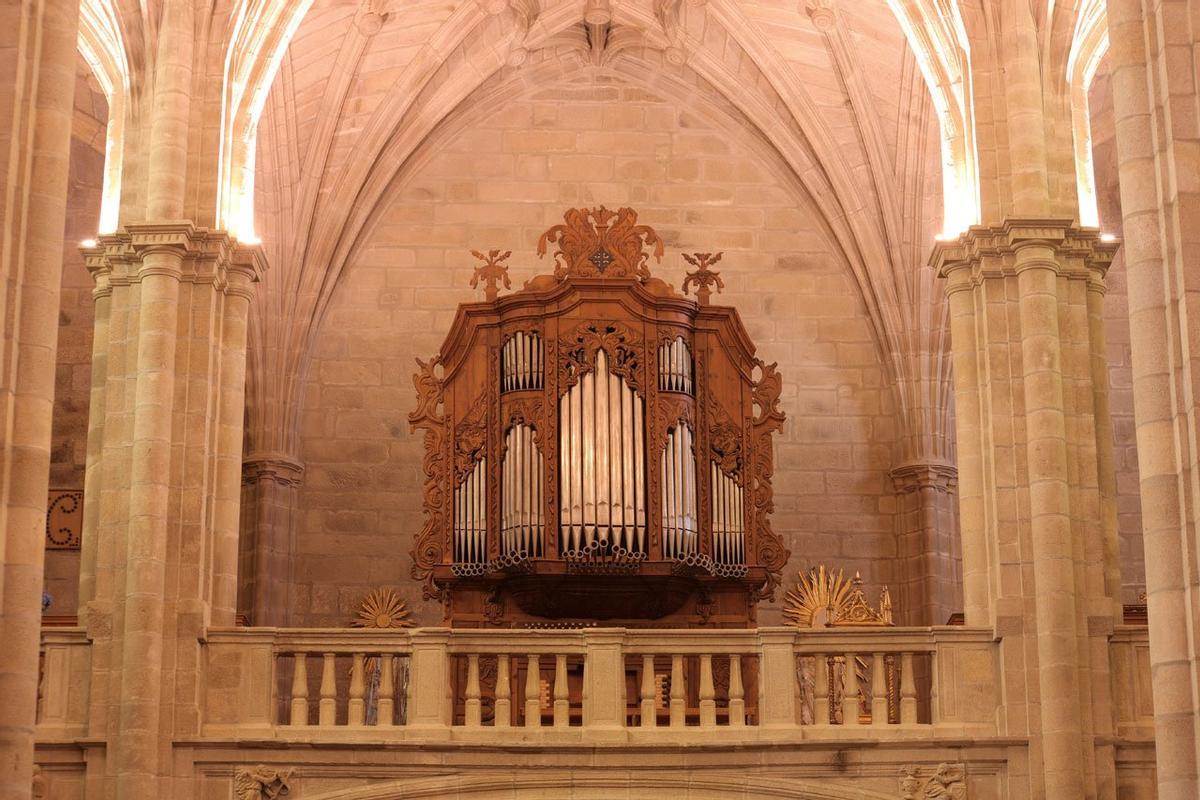 Órgano histórico de la iglesia de Santa María la Mayor de Brozas.