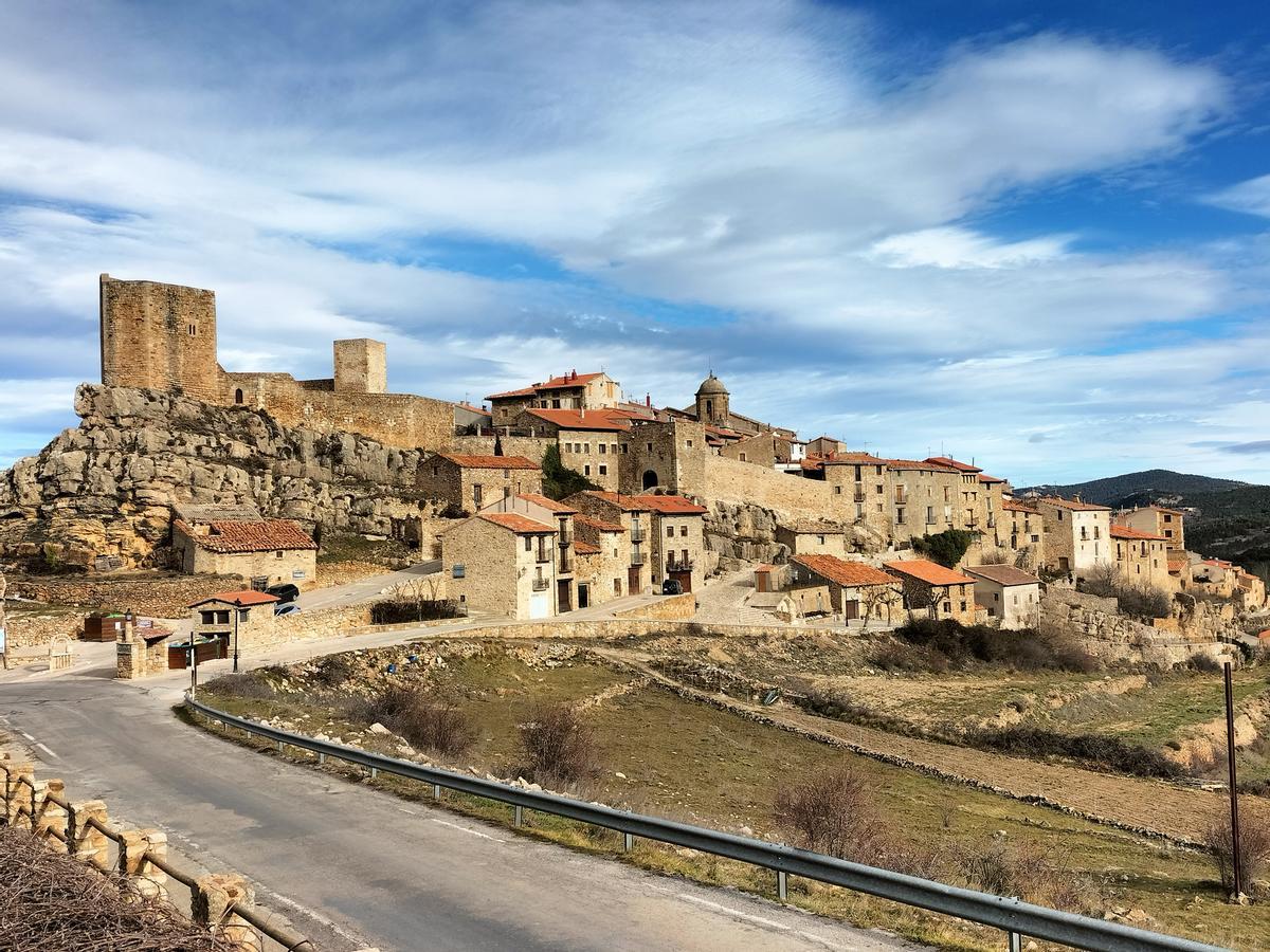 Vista de Puertomingalvo con el castillo en lo alto