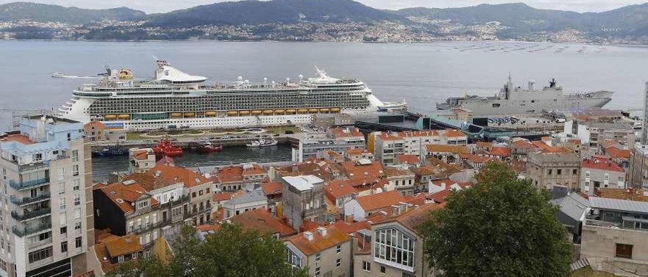 El megacrucero &quot;Independence of the Seas&quot;, ayer, en el puerto junto al &quot;Juan Carlos I&quot;. // Alba Villar