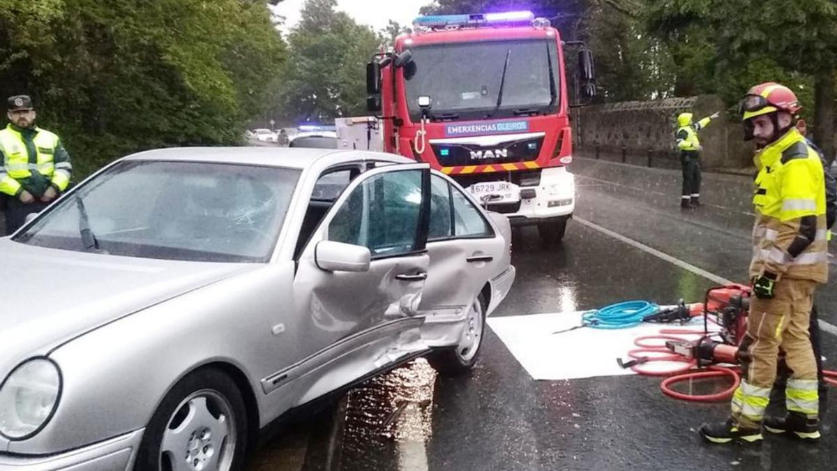 Evacuada una conductora tras un choque en Montrove | L.O.