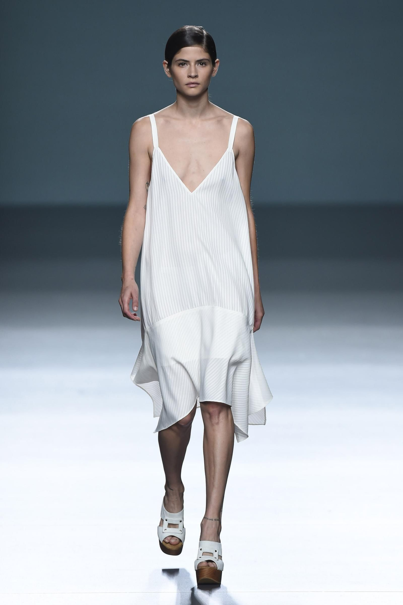 MBFW 2015: Ángel Schlesser Primavera/Verano 2016, Alba Galocha con vestido blanco