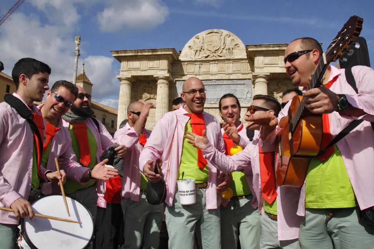 FOTOGALERÍA/ Pasacalles de Carnaval en el puente romano de Córdoba